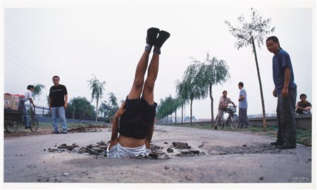 LI Wei(Hubei 1970)LI WEI FALLS TO EARTHstampa comogenica, cm 75x125; es....