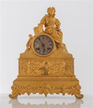 Orologio in bronzo dorato. Francia, metà del XIX secolo. Cm 37x28,5x10.