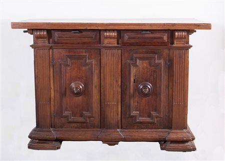 Credenza in massello di noce rimaneggiata. Emilia, primo quarto del XVIII...