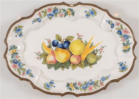 MANIFATTURA NOVE DI BASSANO Vassoio in ceramica con decoro di frutta e fiori....