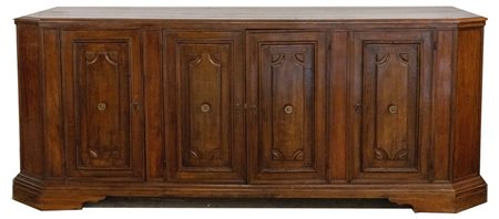 Grande credenza in massello di noce. Lombardia, XVIII secolo. Reca ante...