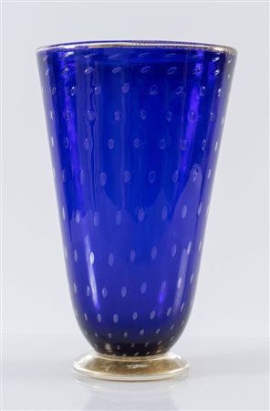 BAROVIER E TOSO. Vaso in vetro cristallo blu con bolle sommerse. Reca bordo e...