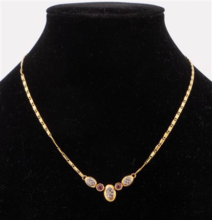 Collana in oro giallo 18k con tre ovali di brillanti e due rubini. Peso...