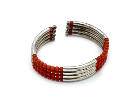 BRACCIALE IN METALLO ARGENTATO E MICRO SFERE DI COLOR ROSSO