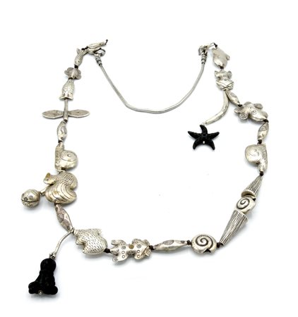 COLLANA CON ELEMENTI IN ARGENTO MODELLATI AD ANIMALI E ANIMALI MARINI CON...