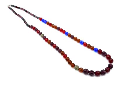 COLLANA CON SFERE SFACCETTATE COLORATE SUI TONI DEL ROSSO E DEL BLU lunghezza...