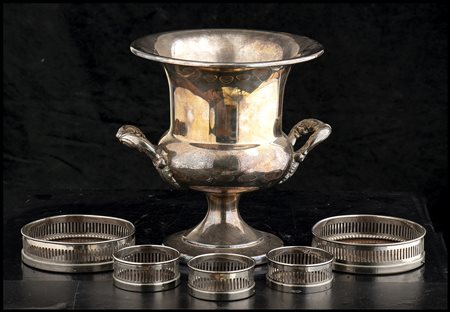  Secchiello da vino e sottobottiglie in metallo argentato, XX secolo