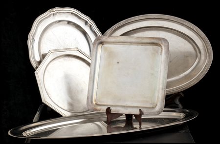  Cinque vassoi in metallo, XX secolo