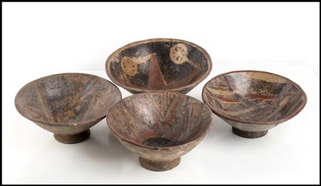  GRUPPO DI QUATTRO CIOTOLE POLICROME<br>Colombia, Area di Nariño<br>diam. cm 20 - 22<br><br>Restauri ricostruttivi e integrativi sparsi.<br><br>Dalla collezione di Maria Pia e Amintore Fanfani.