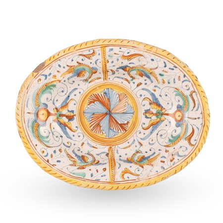 Manifattura di Deruta del XVII secolo ( - ) 
Vassoio ovale in maiolica decorato in policromia con motivi floreali e grottesche. Al centro motivo floreale nei tonni del rosso e del blu. 
 cm 20,5x27