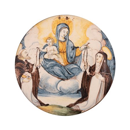 Maestro castellano attivo tra la fine del XVII ed il primo decennio del XVIII secolo ( - ) 
Tondo in maiolica raffigurante la Madonna del Rosario tra i Santi Domenico di Guzman e Caterina da Siena. 
 Ø cm 23