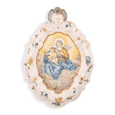 Manifattura castellana dell'ultimo quarto del XVIII secolo ( - ) 
Targa devozionale  in maiolica policroma raffigurante Madonna del Rosario con Gesù Bambino in cornice mistilinea sormontata. 