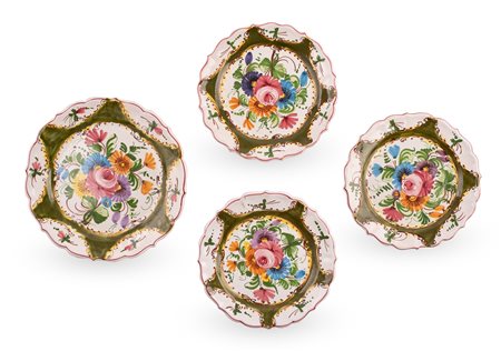  
Lotto di centrotavola e 3 piatti in maiolica a bordo mistilineo, decorati in policromia con motivi vegetali e fiori prima metà del XX secolo
 Ø cm 23; Ø cm 32