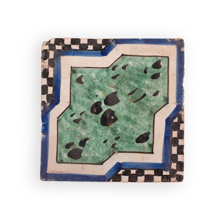 Manifattura napoletana del XIX secolo ( - ) 
Riggiola in ceramica decorata con riserva geometrica ed elementi a finto marmo e mosaico 
 cm 19,4x19,4