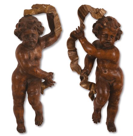 Manifattura romana del XVII secolo ( - ) 
Coppia di sculture lignee raffiguranti putti reggifestoni dorati a mecca 
 altezza cm 90