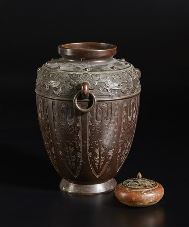  Arte Cinese - Grande vaso in bronzo e incensiere 
Cina, dinastia Qing, XIX secolo .