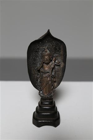  Arte Cinese - Statua in bronzo raffigurante Avalokitesvara 
Cina, dinastia Yuan, XIII - XIV secolo.