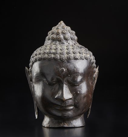  Arte Sud-Est Asiatico - Testa di Buddha in bronzo 
Sud Est Asiatico, XX secolo .