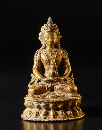  Arte Himalayana - Figura in bronzo dorato raffigurante Amitayus 
Tibet, XIX secolo .