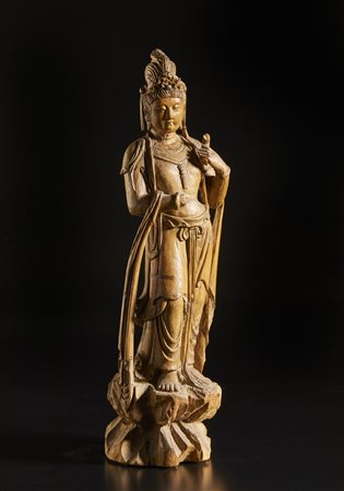  Arte Cinese - Scultura in legno raffigurante Guanyin
Cina, dinastia Qing, XIX secolo .