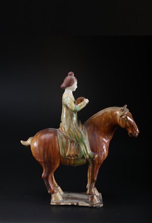  Arte Cinese - Scultura di donna a cavallo in ceramica invetriata nei colori sancai nello stile caratteristico dell'epoca Tang
Cina, XIX secolo .