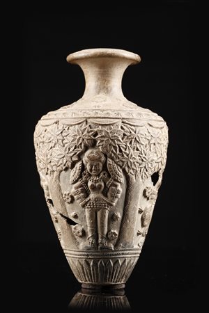  Arte Indiana - Vaso in terracotta decorata con Yakshini 
India, Bengala Occidentale, periodo Shunga, I secolo a.C.- I secolo d.C.