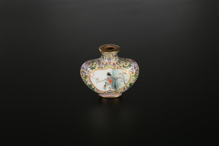  Arte Cinese - Snuff bottle in porcellana smaltata di giallo, decorata con riserve centrali
Cina, XIX secolo.