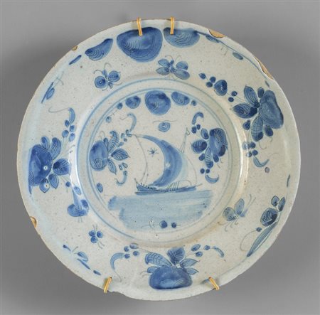 Piatto in maiolica, decoro a tappezzeria su fondo 