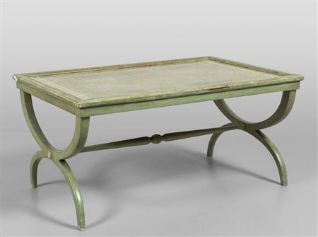 Tavolino da divano in legno finemente intagliato, 