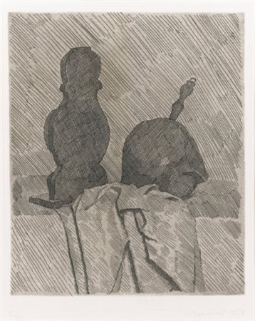 GIORGIO MORANDI 1890 - 1964 NATURA MORTA CON DUE OGGETTI E UN DRAPPO SU UN...