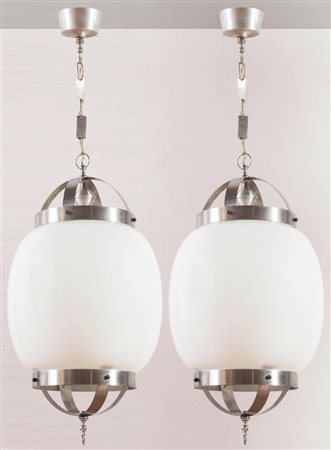 Coppia di lampadari in vetro opalino bianco, Italia, Anni ‘70.