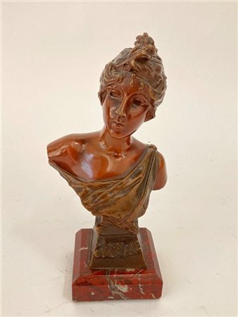 Emmanuel Villanis "Omphale"
Mezzo busto femminile in bronzo patinato poggiante s