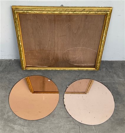 Lotto composto da due specchi tondi (d cm 45) ed una cornice in legno decorata