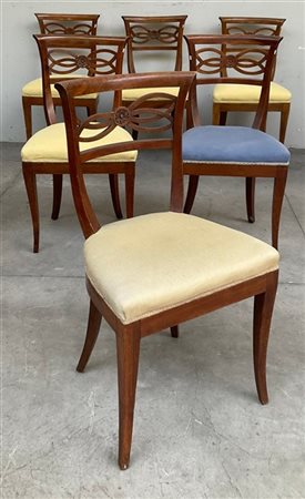 Gruppo dei sei sedie in legno intagliato con schienale a giorno e gambe a sciab