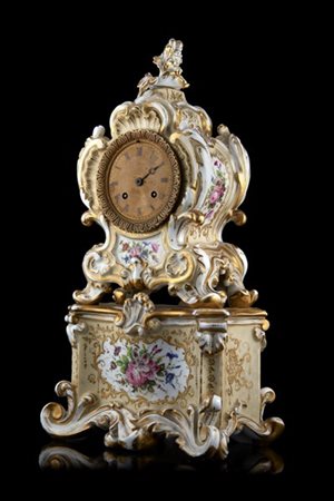 Manifattura francese, secolo XIX. Orologio da appoggio in porcellana decorato i