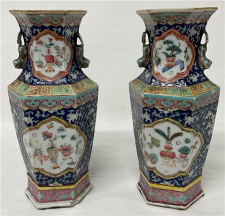 Coppia di vasi esagonali in porcellana Famiglia Rosa su fondo blu dipinti in po
