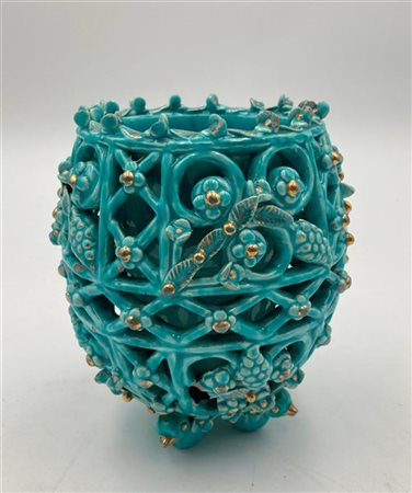 Vaso in ceramica smaltata azzurra decorata a volute e tralci d'uva (h cm 18) (d