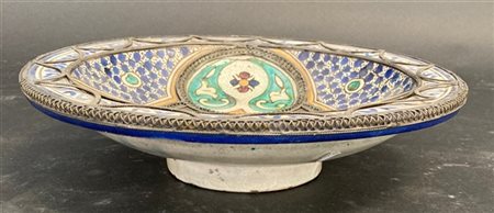 Manifattura mediorientale, secolo XX. Alzatina in ceramica decorata in policrom
