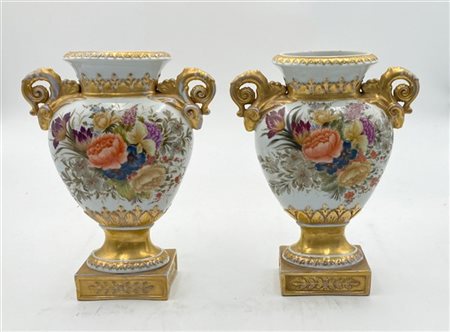 Coppia di vasi porta palme in porcellana decorata in policromia a fiori e dorat