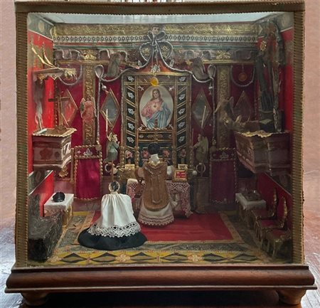 Diorama raffigurante un altare votivo con sacerdote e chierico, realizzato con