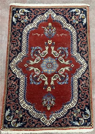 Tappeto Sarouk, Persia, secolo XX. Decoro con piccolo medaglione e volatili su