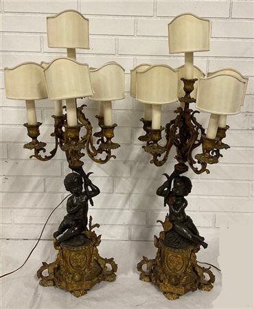 Coppia di candelabri a sei fiamme in bronzo parzialmente dorato, fusti con amor