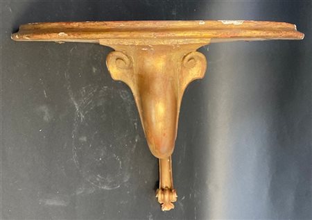 Console pensile in legno intagliato e dorato. Secolo XIX (cm 60x54x43) (difetti