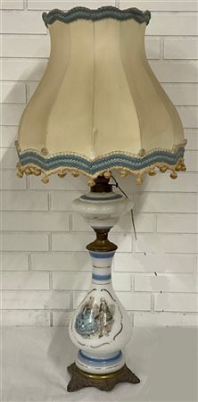 Lampada ad olio in opaline bianca decorata con decalcomania raffigurante scena