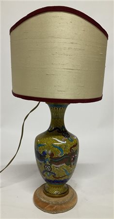 Vaso in metallo cloisonnè (h cm 24) montato a lampada
Cina, secolo XX (con para