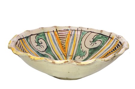 Piatto fondo smerlato in maiolica di Caltagirone, Late 19th century