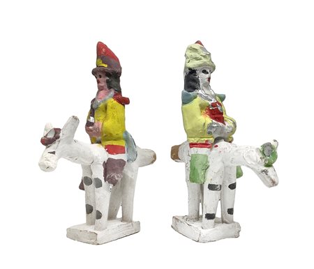 Salvatore Leone (Caltagirone 1912) - Coppia di fischetti policromi in ceramica di Caltagirone raffiguranti due carabinieri a cavallo