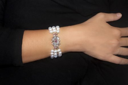 
 
 L 18 cm Bracciale tre fili di perle Susta in oro e argento con rubini e brillantini.