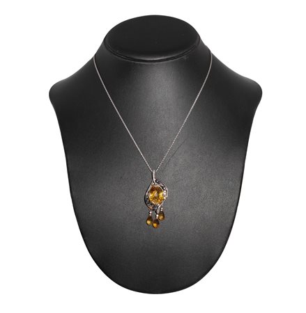 
 
 Pendentif in oro bianco con quarzo giallo sfaccettato Brillantini e pendenti a goccia in quarzo 