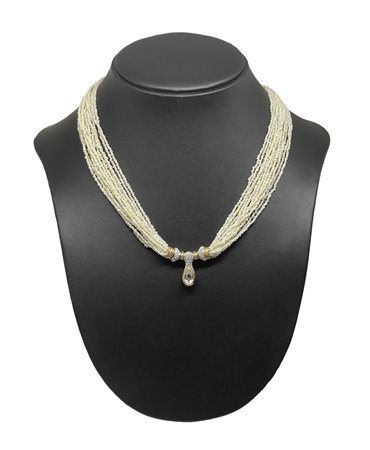 
 
 Collana con perle orientali naturali e chiusura centrale con brillanti ca 0,83 ct ed acquamarina